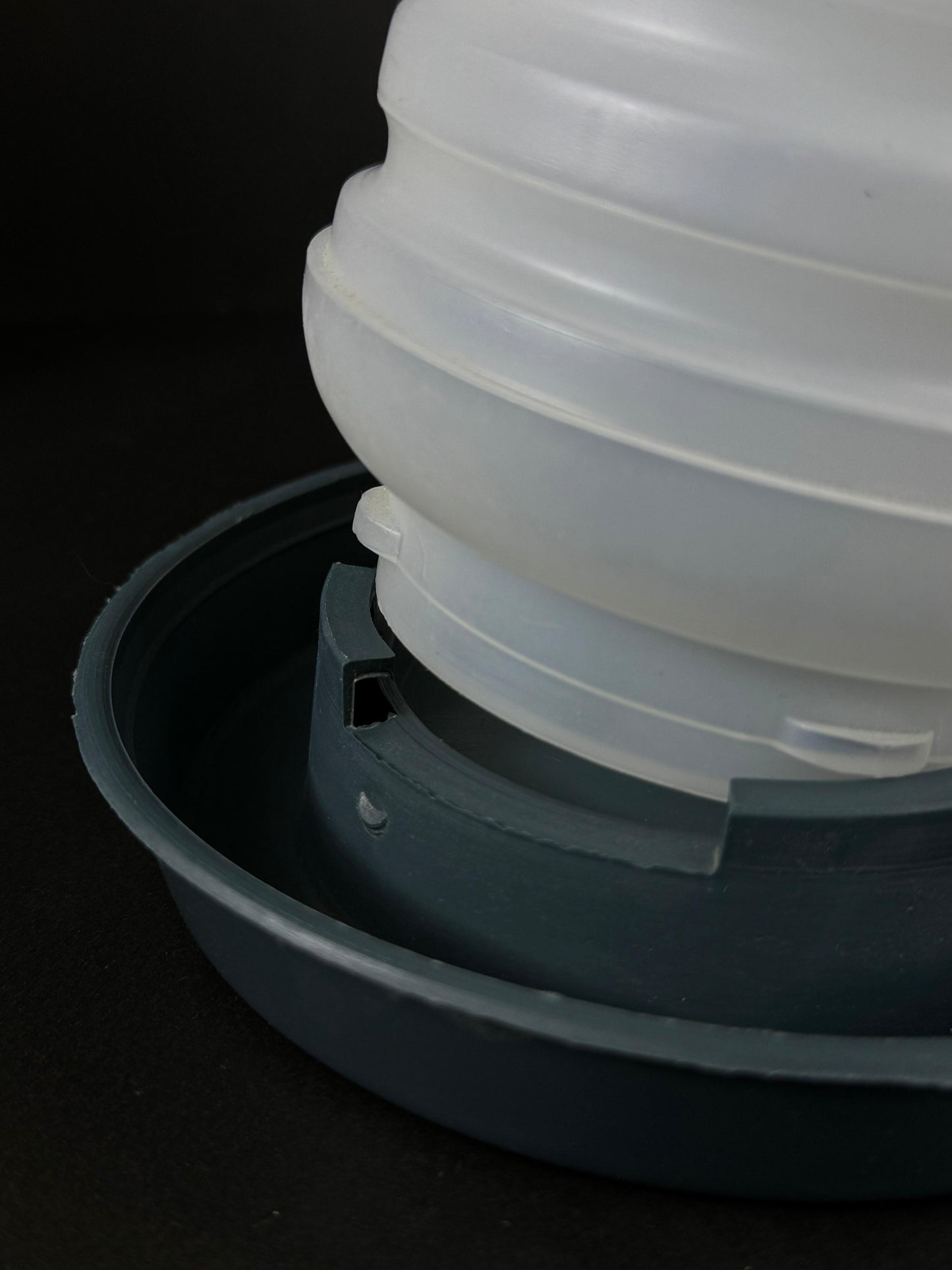 Hopeland Plastic Poultry Drinker 1ltr – Compact Hanging Waterer