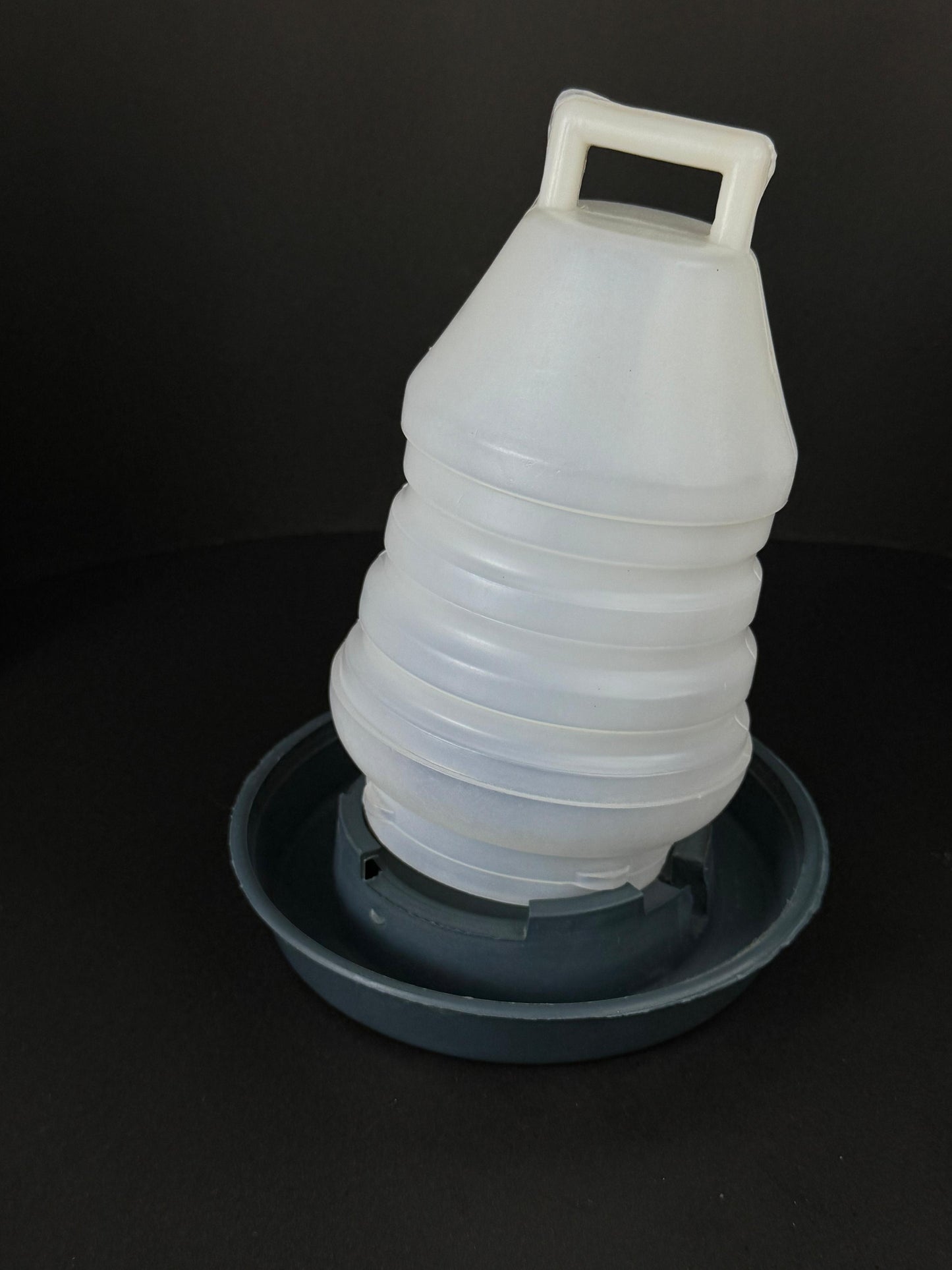 Hopeland Plastic Poultry Drinker 1ltr – Compact Hanging Waterer